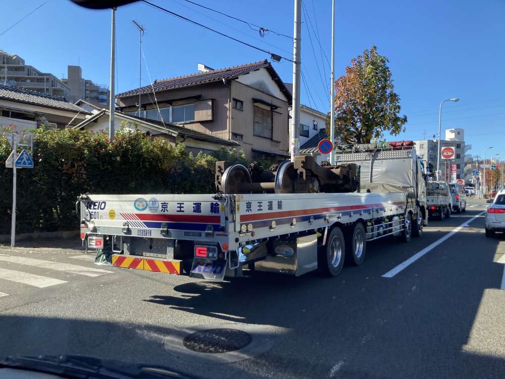 荷台に積まれた井の頭線の台車